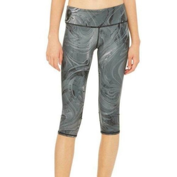 ALO Yoga AIRBRUSHED CAPRI LEGGINGS IN BLACK MARBLE GLOSSY - Picture 2 of 10